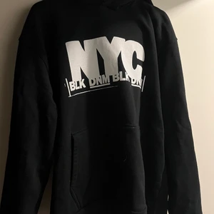 BLK DNM Hoodie  - Säljer denna svarta NYC hoodien som jag köpte för ett halvår sedan men den har inte blivit använd mer än 1 gång. Storlek M och passar mig perfekt som är 185cm. Nypris: 1200kr