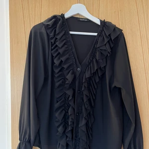 Svart blus - Säljer min fiiina svarta blus, perfekt till de mesta