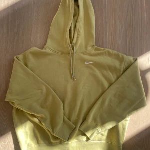 Nike hoodie - Olivgrön Nike huvtröja i storlek S. Använd extremt få gånger. Frakt ingår ej i priset☺️