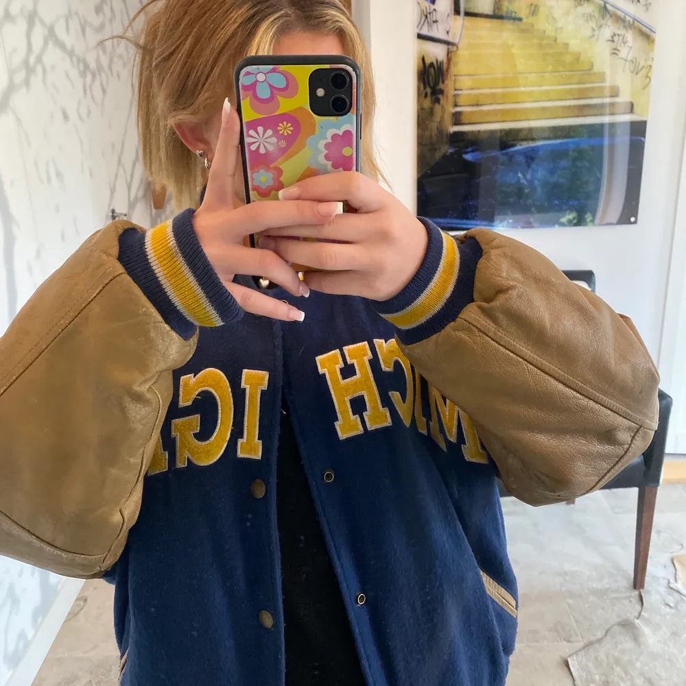 Så snygg (äkta) varsityjacka från USA, i ull och äkta läder. Perfekt oversized på mig som är 1,67 och fungerar som både höstjacka och vinterjacka beroende på vad du har under! Så synd att sälja då jag älskar denna, men tyvärr används den knappt längre🥲💕. Jackor.