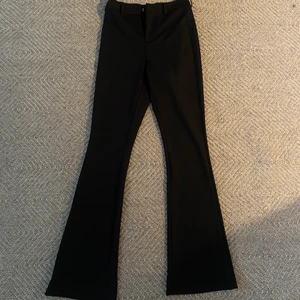 Utsvängda Kostymbyxor VERO MODA - utsvängda kostymbyxor från veronica i storlek XS/32. Helt oanvända, har bara tagit bort prislappen. 