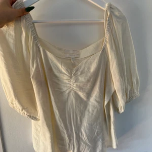 Blus  - Supersöt krämvit blus i storlek 42 men sitter mer som en M skulle jag säga