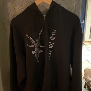 One of One hoodie - One of one angel zip hoodie. Xl men passar L. Nyskick använd en gång. Nypris 1500kr. Skriv om ni har några frågor.  Mvh Simon