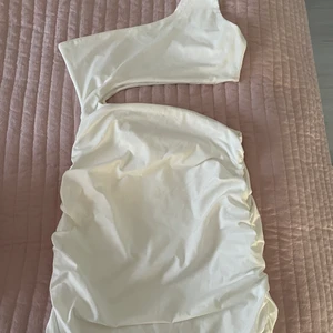 Vit klänning - Använd en gång väldigt fin klänning 