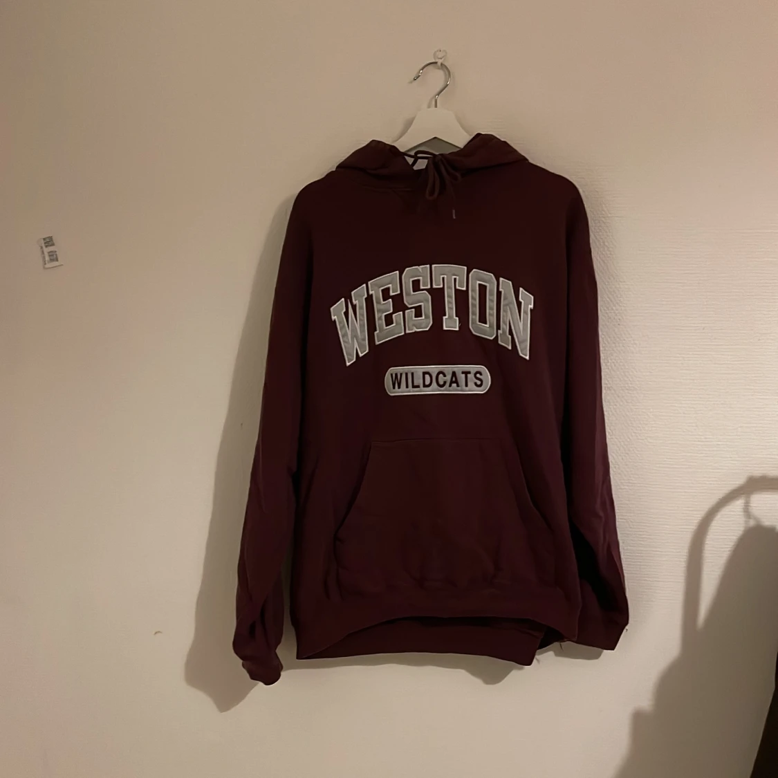 Vintage hoodie collage weston wildcats vinröd storlek L oversized