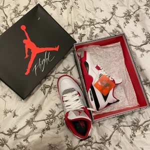 Jordan 4 Fire Red - Säljer ett par ÄKTA jordan 4 fire red eftersom de är för små för mig! Kvitto, box och alla tillbehöver finns kvar.
