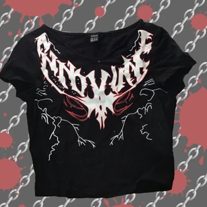 En svart t-shirt med tryck - Köpt från shein, frakt ingår i priset 