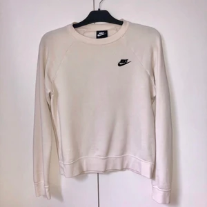 Niketröja - Fint skick. Varmvit/cremevit i färgen. Storlek S🌼