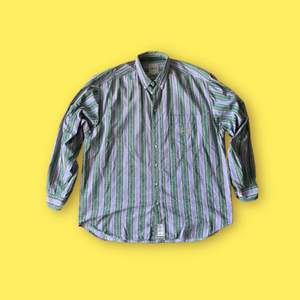 Ovanlig vintage skjorta i mycket bra skick från svenska märket Dobber  Storlek Large  Modellen är 188 cm o väger 95 kg