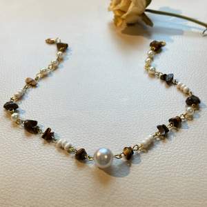 Handmade handgjord halsband med pärlor och tigeröga kristaller som ger glädje och befriar dig från rädsla och ångest.  Det ökar klarheten i tankarna och hjälper dig att fatta bra beslut. köparen betalar frakten