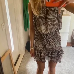  Zaraklänning - Jättefin zebraklänning från zara! Endast använd ett fåtal gånger så den är i jättebra skick.💞💞