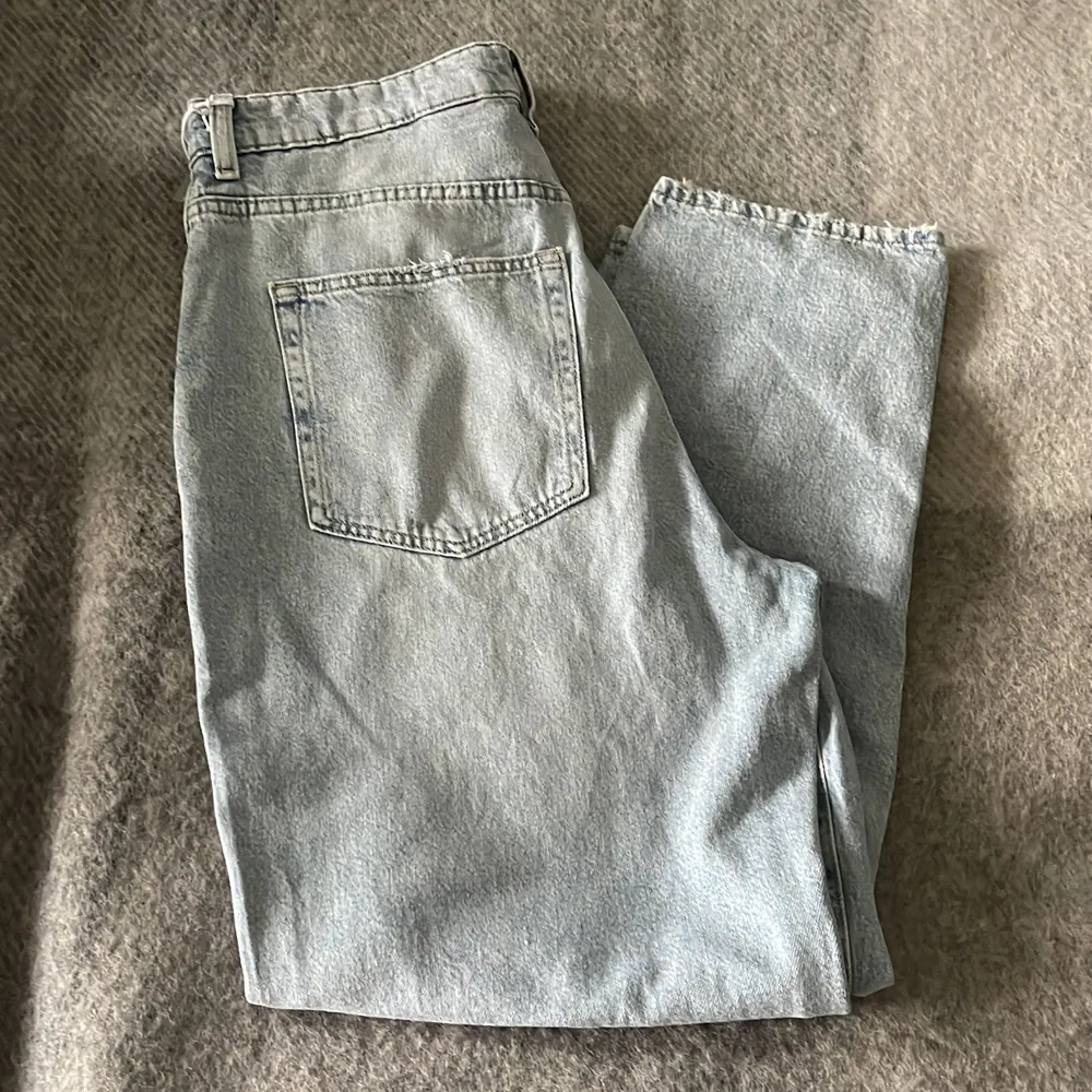 Säljer mina helt nya mom jeans från h&m.  Hög midja och loose fit.. Jeans & Byxor.