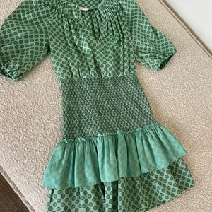 Sandro klänning - Säljer min fina och populära Sandro klänning. Storlek 34 och endast använd 2 gånger