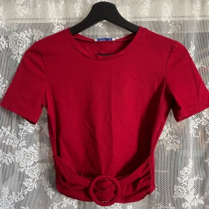 Topp zara - Topp från Zara köpt begagnad i fint skick. Den är mindre i storleken och passar bättre någon som har xsmall. Katt i hemmet. Köparen står för frakten. 