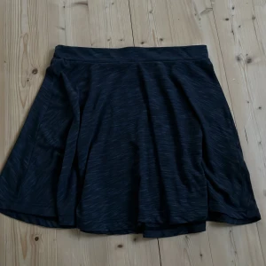 Svart grå kjol - Jag säljer den här svart gråa kjolen från Åhléns. Den är i ett mjukis liknande material som är så bekvämt. Den är för 10 åringar och jag säljer den för 25 kr + frakt.