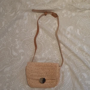 Axelremsväska - Snygg axelremsväskan från H&M, använd ett fåtal gånger,därför i väldigtbra skick, justerbar i längden. Skriv vid intresse❣️