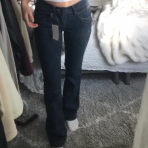 Jeans - Low waist bootcut jeans från brandy Melville!💕Storlek one-Size men skulle säga att dem passar 34/36 och kanske 38💕Egna bilder och jag är 175❤️Skriv för fler bilder, köptes för 600 i butik  Bud på 500! Köp direkt för 900
