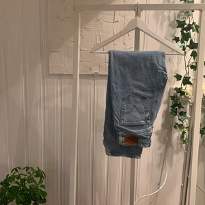 Levi’s jeans strl 26 - Ljus blåa levi’s jeans i bra skick. Använda fåtal gånger. Ribcage straight modell i storlek 26.