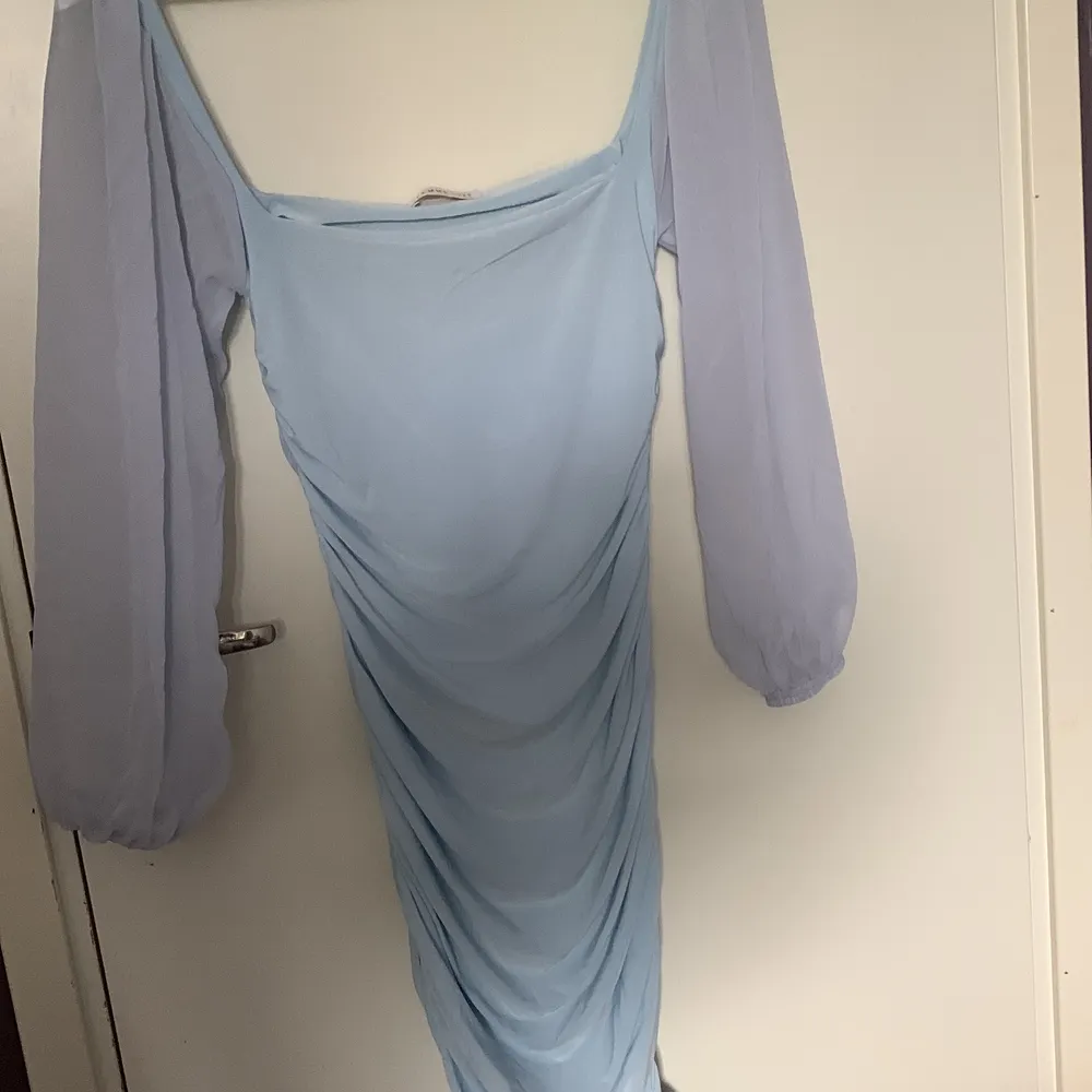 En modern ljusblå tajt klänning, den är offshoulder och är väldigt uttöjdbar. Passar bra som en festklänning. Använts en gång. Klänningar.