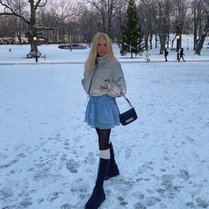 Höst jacka - Säljer denna så coola reflex jacka som lyser i mörker, så fin nu på hösten och så cool! Storlek xs men passar även small! Den är köpt från pull and bear!