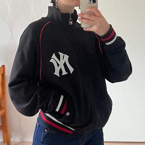 En vintage hoodie med dragkedja från New York yankees. Jättemysig och varm. Den är vintage så inte i nyskick. 