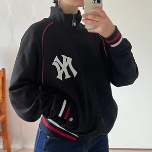 New York yankees hoodie  - En vintage hoodie med dragkedja från New York yankees. Jättemysig och varm. Den är vintage så inte i nyskick. 