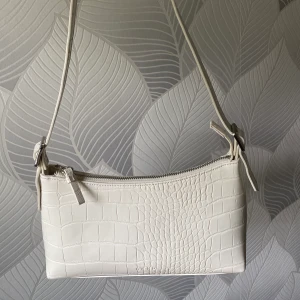 Vit väska  - Säljer denna vita väska ifrån NAKD🤍 super fint skick, nypris 349kr