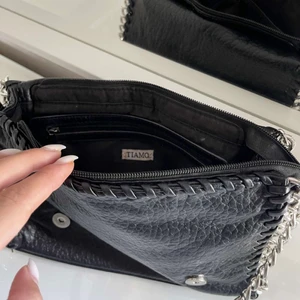 Tiamo väska - Hej säljer denna jättefina äkta tiamo väska❤️i fint skick inga defekter! Väskan är köpt för 500kr🫶🏼Skriv privat för frågor  KÖP DIREKT FÖR 300kr