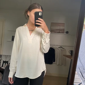 Blus från Carin Wester - Vit blus från CW, använd 2-3 gånger så i bra skick!! 