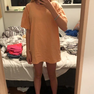 Oversized T-shirt  - Köpt på herr avdelningen. Har aldrig varit min stil så aldrig använd. Säljer för att den har blivit för kort. Väldigt bra sick. Köpt för 60 kronor. Priset kan diskuteras. 