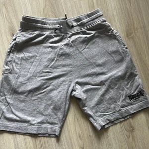 Shorts - Storlek M  Hund finns hemma