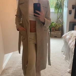 Beige kappa - Super skön och varm kappa, perfekt till hösten men har tyvärr blivit aningen för liten för mig/: Hör av er vid frågor 