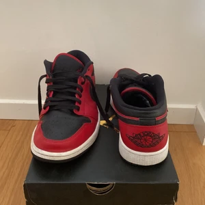 Jordan 1 low  - Säljer för att jag är sugen på nya och behöver pengarna fick dem för ungefär ett halvår sedan. pris kan diskuteras. Köpare står för frakt