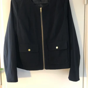 Jacka med gulddetaljer  - Svart jacka med gulddetaljer från Ellos. Storlek 38. Sparsamt använd, inga anmärkningar. 