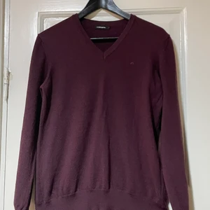 J.Lindberg tröja - en snygg stickad J.Lindberg tröja som är i 10/10 skick. säljer för att den är för liten. tröjan är L men passar typ S och M. pris kan diskuteras. 