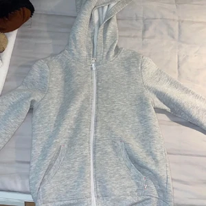 Grå sipup hoodie☺️ - Hoodie med dragskejda från hm som är nästan helt oanvänd💗