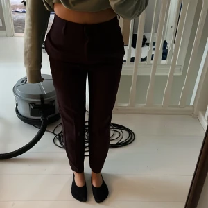 Kostym byxor  - Rödvins Kostym byxor från hm i storlek 32/xs Aldrig använda  Tryck inte på ”köp direkt”