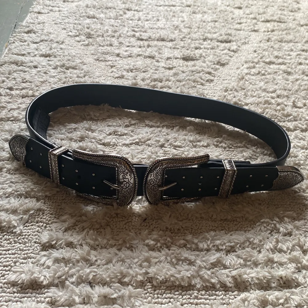 Hejsan! säljer mitt liknande bb belt, jag vågar ingen användning av den så bättre att någon annan har den 💗. Accessoarer.