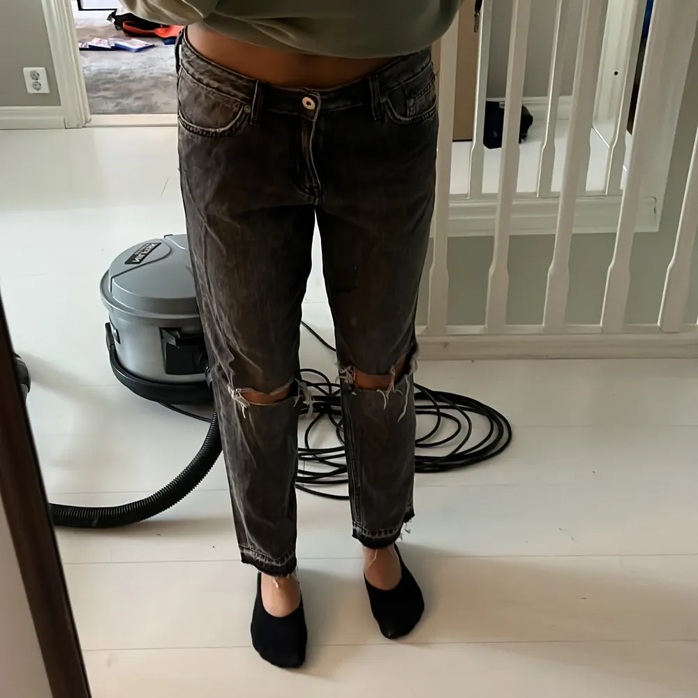 Low waist jeans ifrån hm Hittar inte vad det är för storlek men skulle säga att dom sitter som en Storlek s/m men att dom är ganska stora i midjan  Tryck inte på ”köp direkt” . Jeans & Byxor.