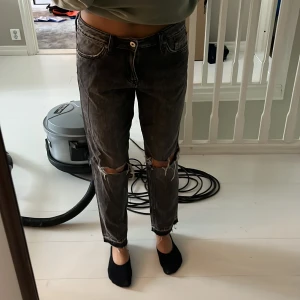 Low waist jeans  - Low waist jeans ifrån hm Hittar inte vad det är för storlek men skulle säga att dom sitter som en Storlek s/m men att dom är ganska stora i midjan  Tryck inte på ”köp direkt” 