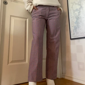 Mönstrade kostymbyxor strl S - Fläckfria kostymbyxor i rak modell. Midrise. Har sytt in byxorna kring höften så det nu passar någon i strl 36/38.   Höftmått: 80 cm  Inre bensöm: 75 cm