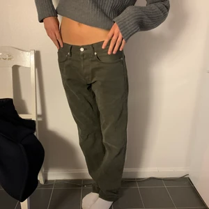 Lågmidjade jeans - Säljer dom snyggaste lågmidjade jeansen från Our Legacy i en mörkgrön färg perfekt till hösten 😍😍 nypris typ 2000kr men jag säljer för 600kr❤️
