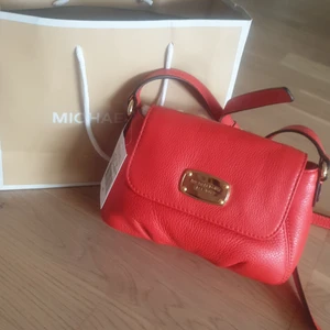 Michael kors väska - Helt ny röd Michael kors väska med prislappen på.