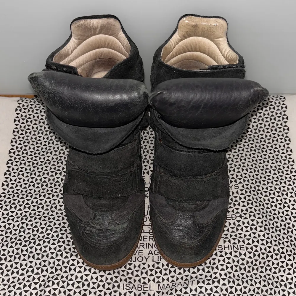 Säljer mina isabel marant skor i marinblå färg, storlek 36. Dom har använts en del och har slitits lite mer på ena skon (syns på andra bilden) därav ett lite lägre pris. Förövrigt, väldigt sköna, trendiga och användbara. Tote bagen ingår 💞. Skor.
