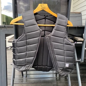 Skyddsväst - Skyddsväst för ridning. Använts relativt begränsat av mig som är storlek S. 