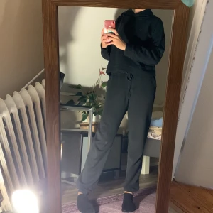 Hoodie - Säljer hoodien eftersom den bara ligger i garderoben! Hoodien är i jätte fint skick och finns inga skador på den!  Köpare står för frakt! Betalas med Swish!