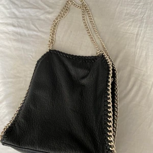 Tiamo pricilla väska - Tiamo pricilla väska strl L. Använd fåtal gånger, mycket bra skick. Nypris 600kr Mitt pris 199kr 