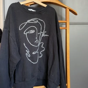 Jättesnygg tjocktröja från zara!  - Tjocktröja från zara som är ganska använd men är i bra skick.
