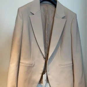 Kavaj Tiger of Sweden oanvänd - Oanvänd kavaj från Tiger of Sweden i strl. 44 Nypris 2799kr 