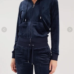 Mörkblått juicy sett🤍 - Säljer mitt mörkblåa juicy sett då det inte kommer till användning.  Använt ca 3 ggr Nypris 2200 köpt på Pondus. Kan skickas om köpare står för frakt!